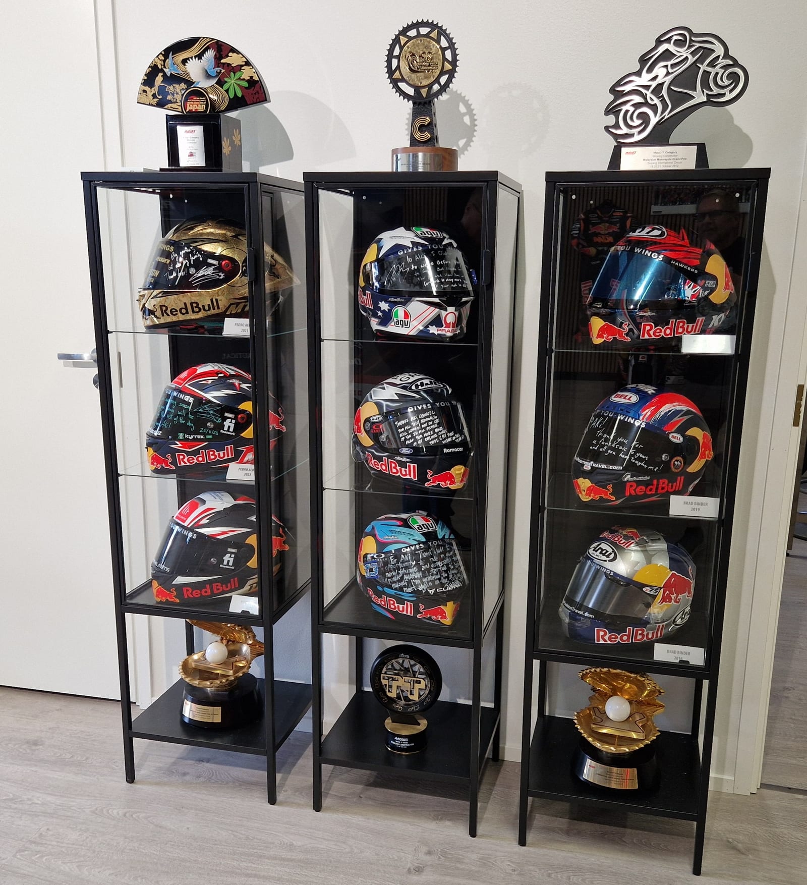 Ajo Motorsportille mestaruuksia ajaneiden kuljettajien kypärät Aki Ajolla kiitosviesteineen