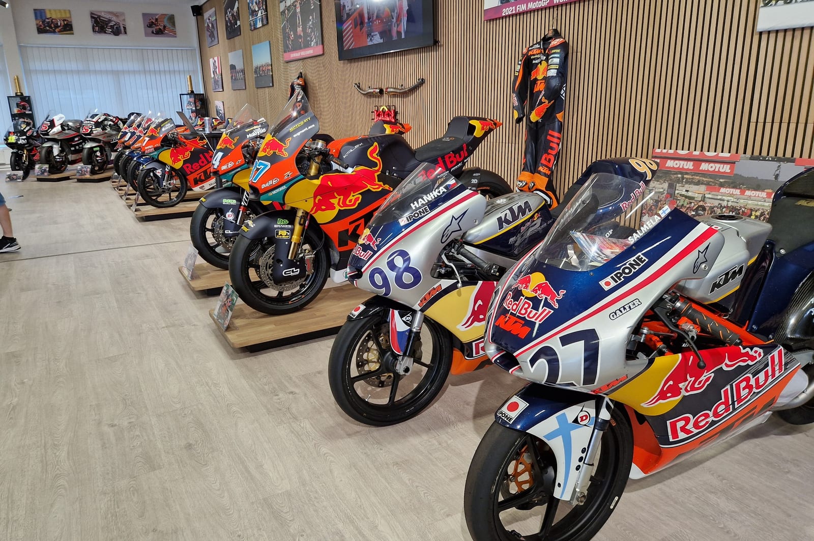 Pitkä rivi täysiverisiä road racing -kilpureita vuosien varrelta.