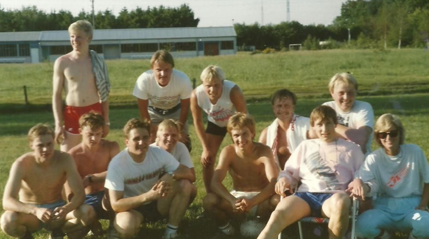 Suomalaiscrossarit ja houltojoukot futistreenin jälkeen Belgiassa 1980-luvulla.
